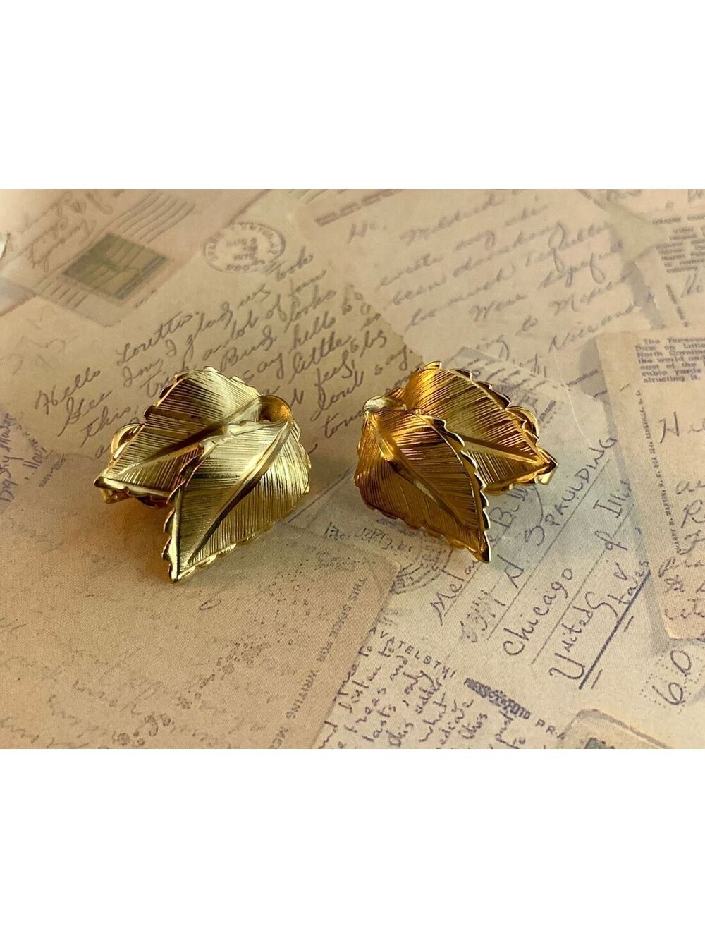 Vintage Signed Giovanni Gold Leaf Clip Earrings - Elegant Vintage Jewelry